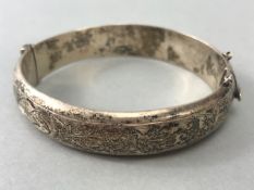 Hallmarked silver bangle with floral decoration (approx 20g & 6m in diameter)