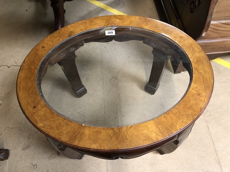 Oval coffee table with inset glass top, approx 70cm x 57cm x 54cm tall - Image 2 of 4