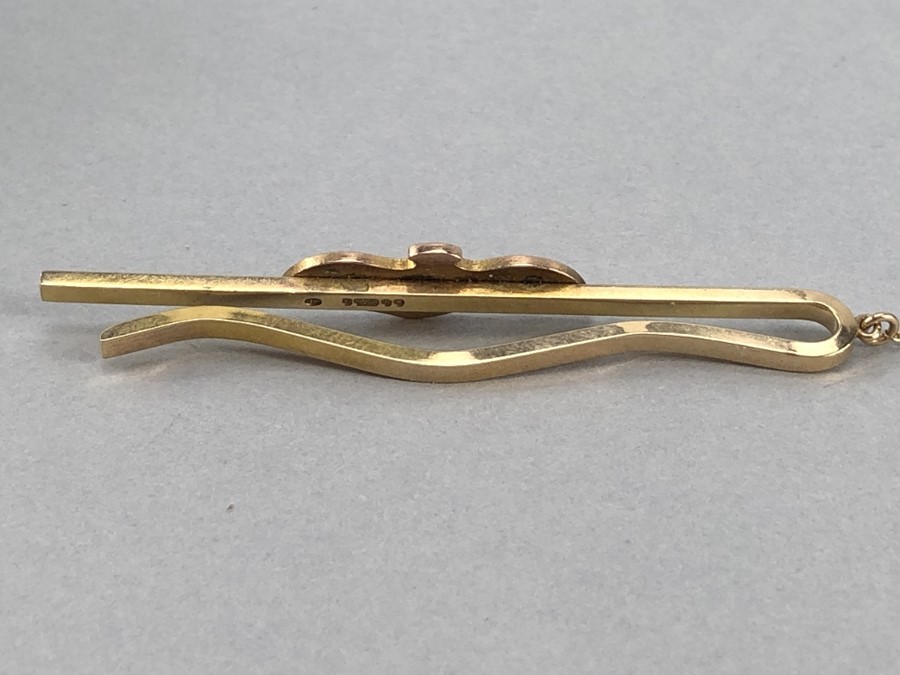 Hallmarked 9ct Gold tie Pin with a bird motif and safety chain total weight approx 7.3g - Image 4 of 7