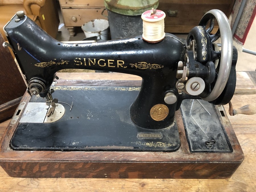 Cased Singer sewing machine with original Singer cardboard box and accessories, serial no. Y1625979 - Image 2 of 5