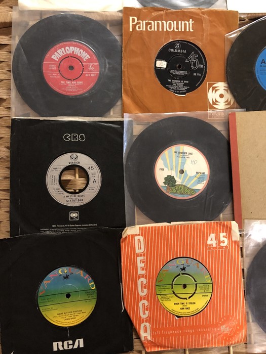 Collection of Vinyl 45's / singles to include 10 CC, The Dave Clarke Five, Joan Baez etc - Image 4 of 5