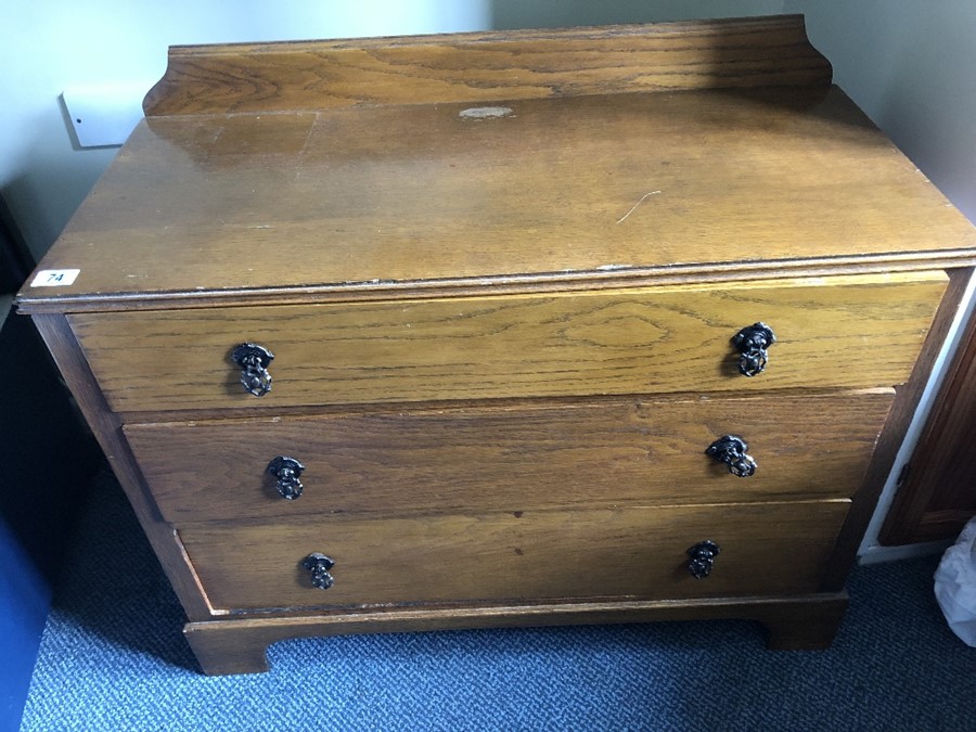 Oak chest of three drawers (bed 10)