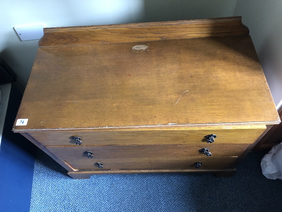 Oak chest of three drawers (bed 10) - Image 2 of 3