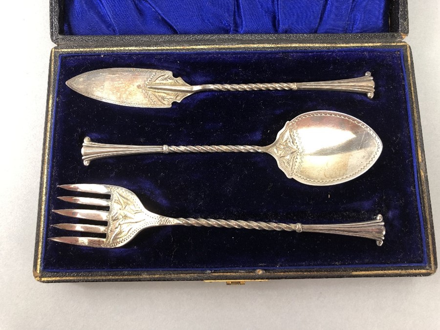 Hallmarked Silver Christening set in blue velvet case - Image 2 of 6