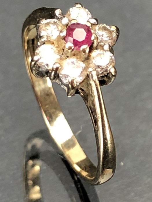 Daisy style hallmarked 9ct Gold ring size 'K' - Image 3 of 5