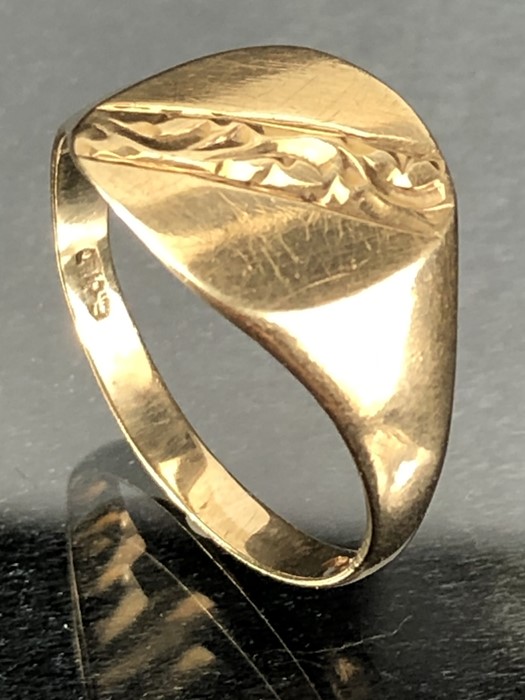 9ct Gold signet ring size 'S' (approx 2.5g)