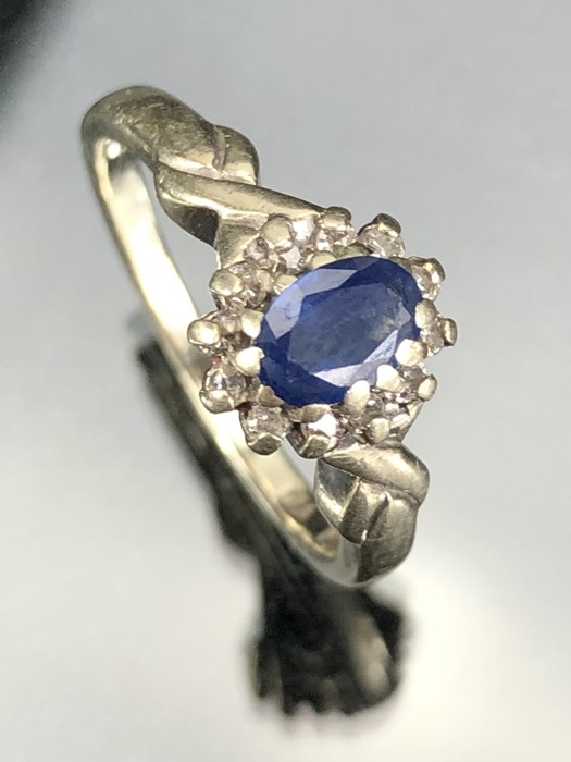 9ct white Gold ring size M set with a dark blue stone - Image 2 of 4