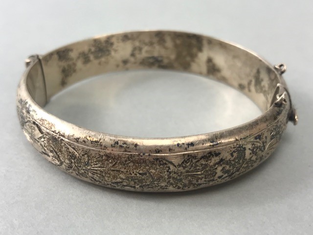 Hallmarked silver bangle with floral decoration (approx 20g & 6m in diameter) along with a - Image 2 of 8