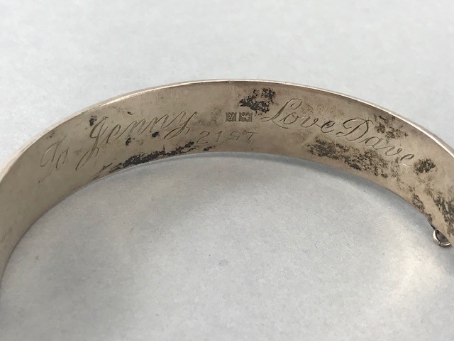 Hallmarked silver bangle with floral decoration (approx 20g & 6m in diameter) along with a - Image 5 of 8