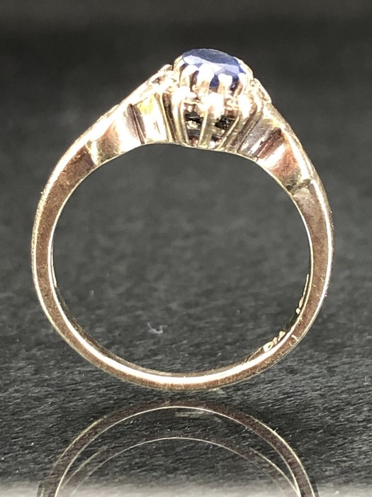 9ct white Gold ring size M set with a dark blue stone - Image 3 of 4