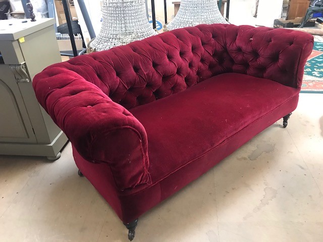 Chesterfield two seater sofa in Red velvet fabric, approx 180cm in length - Image 3 of 17