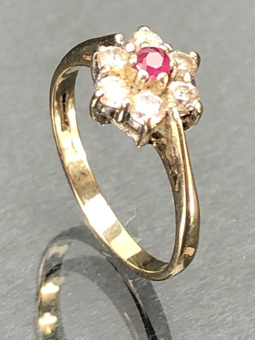 Daisy style hallmarked 9ct Gold ring size 'K'