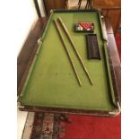 Vintage table top pool table with balls, triangle, two cues and scoreboard (A/F)