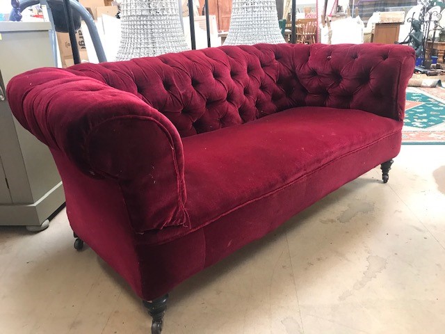 Chesterfield two seater sofa in Red velvet fabric, approx 180cm in length - Image 4 of 17