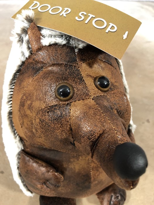 Leather doorstop in the form of a hedgehog, approx 27cm in height - Image 5 of 5