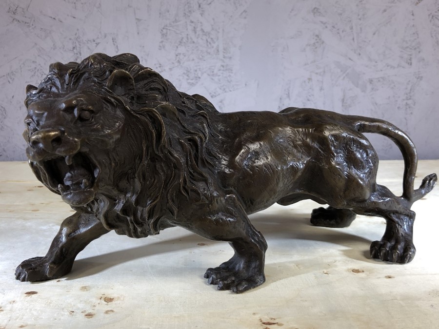 Bronze figure of a lion, approx 15cm in height