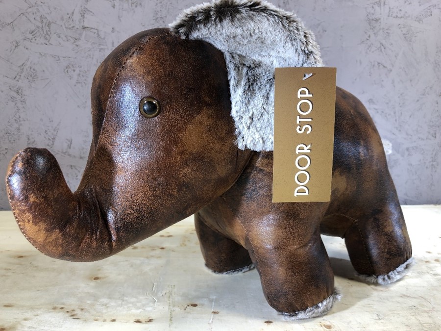 Leather doorstop in the form of an elephant, approx 26cm in height - Image 3 of 4