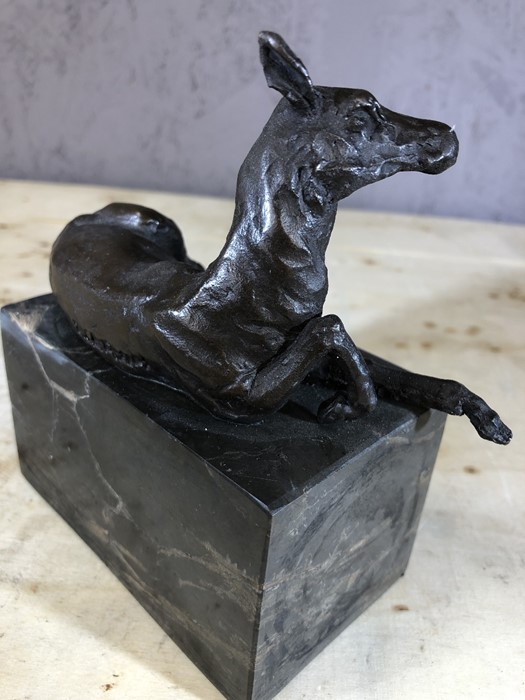 Small bronze of a recumbent deer, approx 15cm in height - Image 3 of 4
