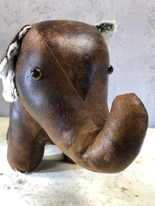Leather doorstop in the form of an elephant, approx 26cm in height - Image 2 of 4
