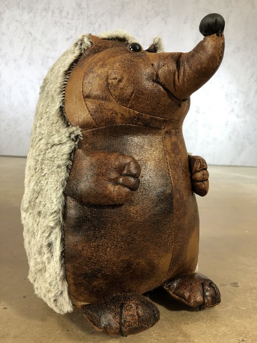 Leather doorstop in the form of a hedgehog, approx 27cm in height - Image 3 of 5