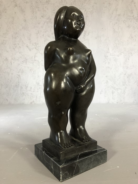 Large bronze figure of a rotund woman, approx 36cm in height - Image 6 of 6