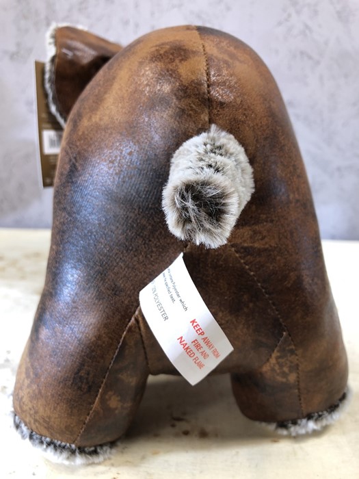 Leather doorstop in the form of an elephant, approx 26cm in height - Image 4 of 4