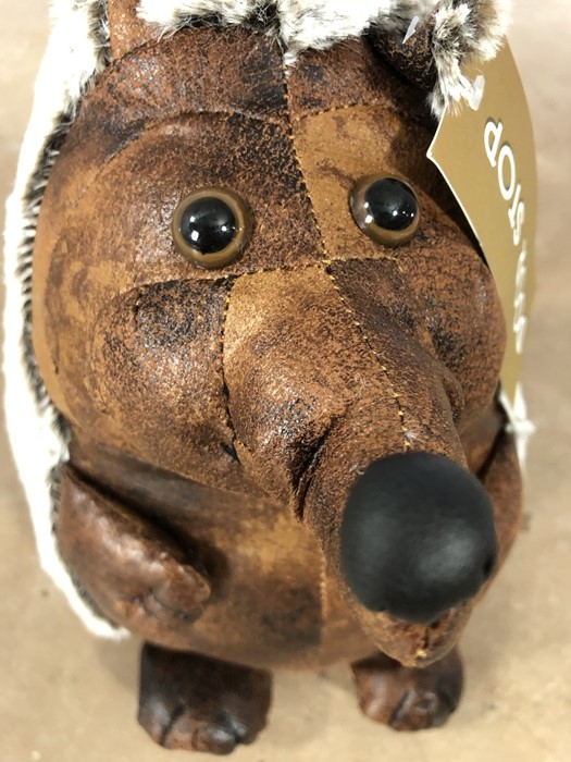 Leather doorstop in the form of a hedgehog, approx 27cm in height - Image 2 of 5