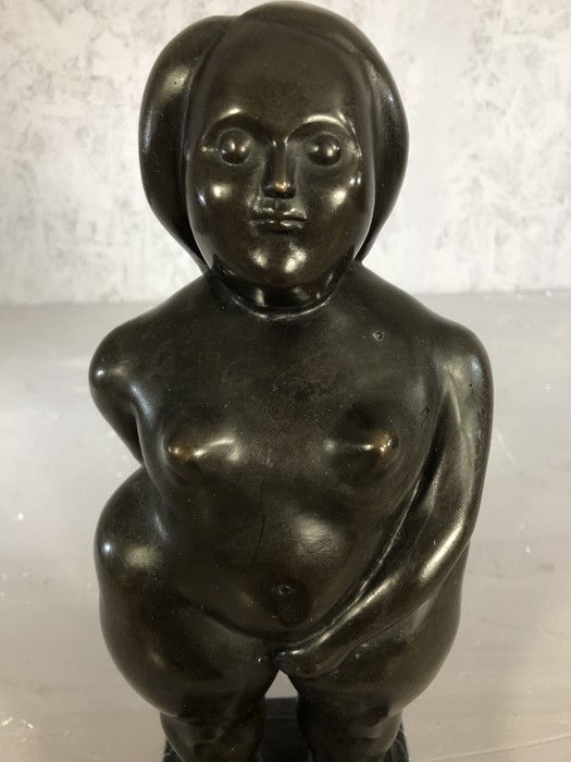 Large bronze figure of a rotund woman, approx 36cm in height - Image 2 of 6