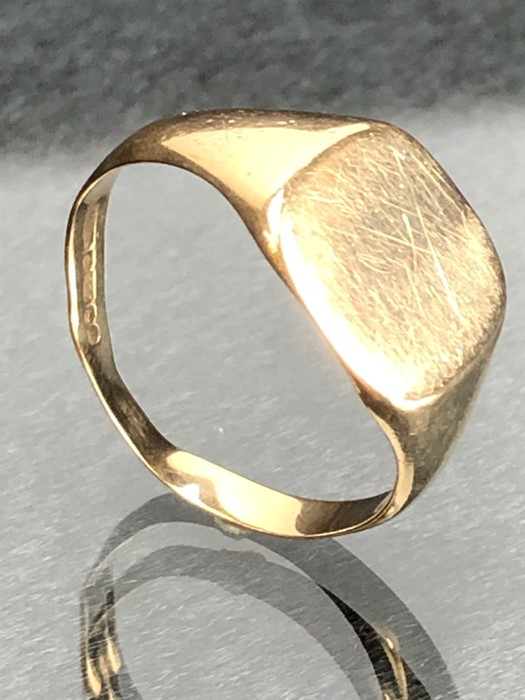 9ct Gold hallmarked signet ring size 'Q' approx 3.2g