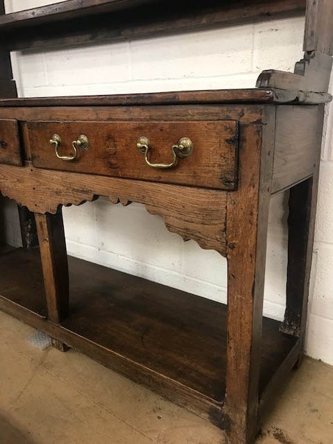 Oak dresser with original brass fittings, two drawers and shelves below and shelves and hooks - Image 3 of 20