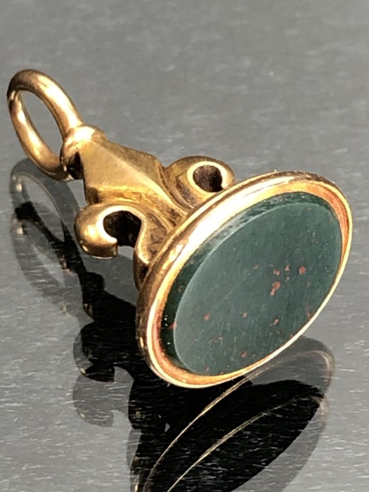 Gold Seal with Bloodstone approx 2cm tall 3.6g - Image 2 of 3