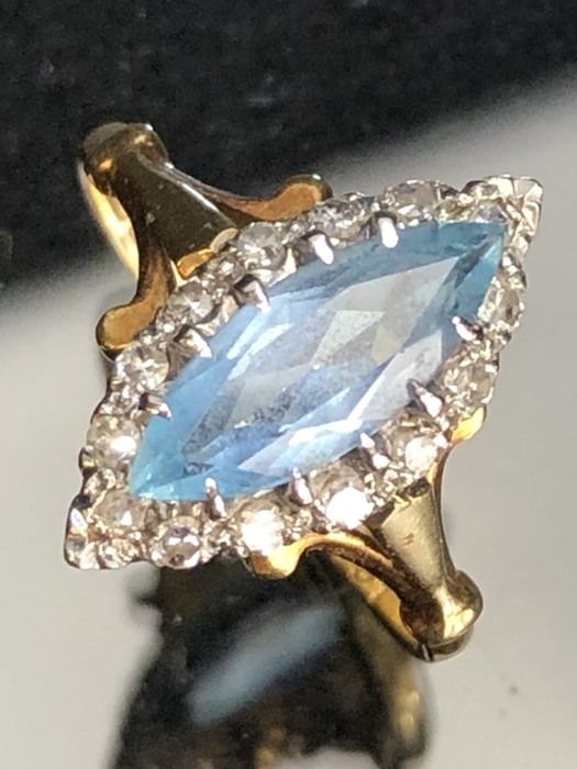 18ct Gold Marquise ring with faceted Oval pale Sapphire approx 12mm long and surrounded by - Image 3 of 4