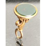 Gold Seal with Bloodstone approx 2cm tall 3.6g