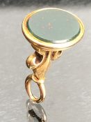 Gold Seal with Bloodstone approx 2cm tall 3.6g