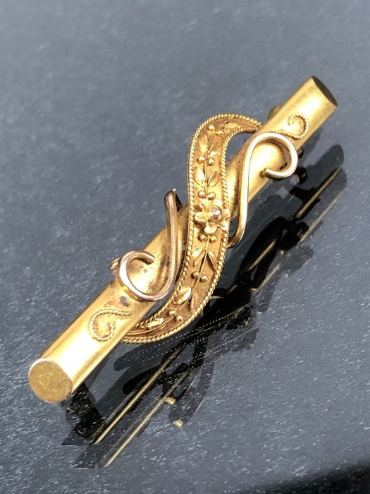 15ct Gold Bar Brooch with twisted foliate decoration and scrolls in box labelled Louis EBerlin - Image 3 of 5