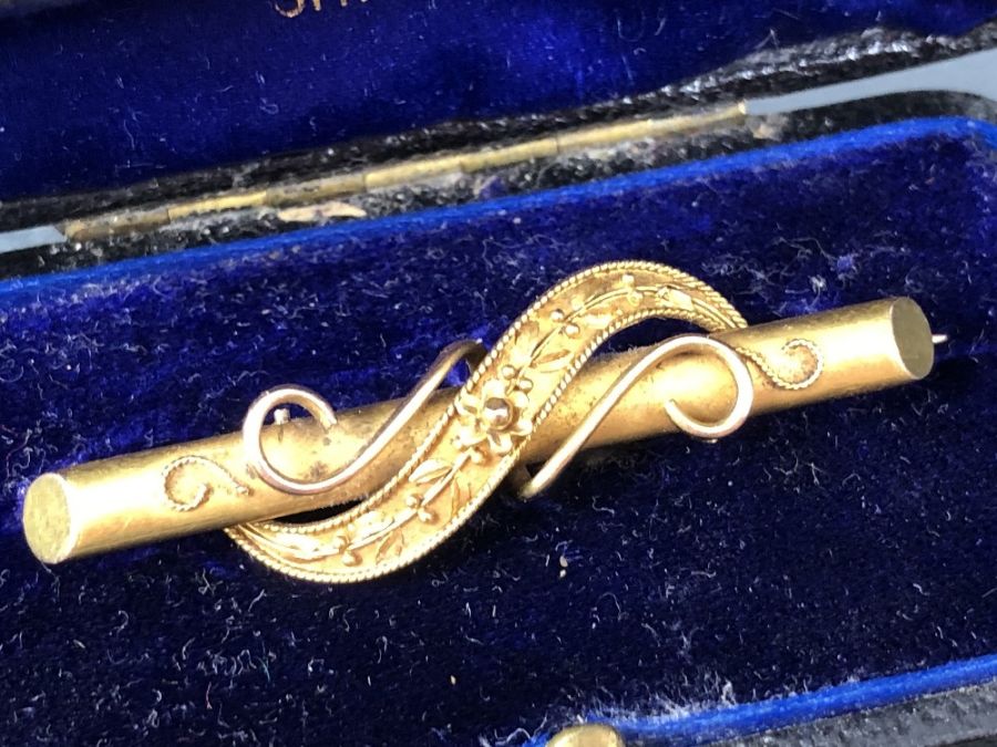 15ct Gold Bar Brooch with twisted foliate decoration and scrolls in box labelled Louis EBerlin - Image 2 of 5