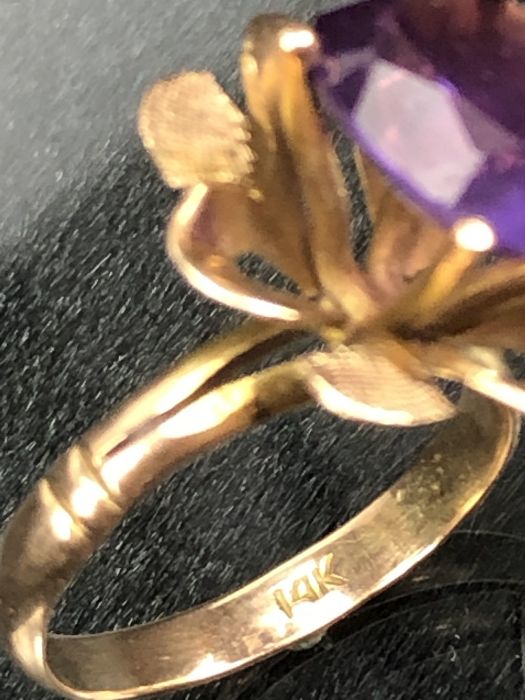 14k Gold ring with Petals and four claw mount for a faceted Amethyst approx 11mm in length - Image 4 of 4