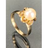 14ct diasy style ring set with a large Pearl