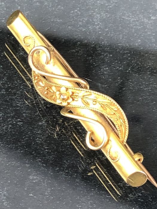 15ct Gold Bar Brooch with twisted foliate decoration and scrolls in box labelled Louis EBerlin - Image 4 of 5