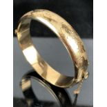9ct Gold bangle with safety chain with leaf design (approx 21.3g)