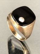 Gold ring set with Onyx and marked 333 (8ct Gold) size 'R' total weight 4.3g
