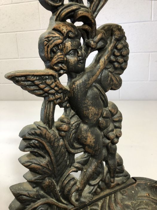 Wrought iron stick / umbrella stand depicting a winged cherub, approx 60cm tall - Image 4 of 4