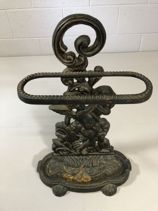 Wrought iron stick / umbrella stand depicting a winged cherub, approx 60cm tall - Image 2 of 4