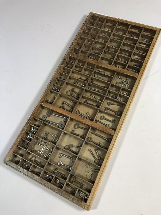 Large printers tray containing various vintage and antique keys and clock winders, approx 82cm x