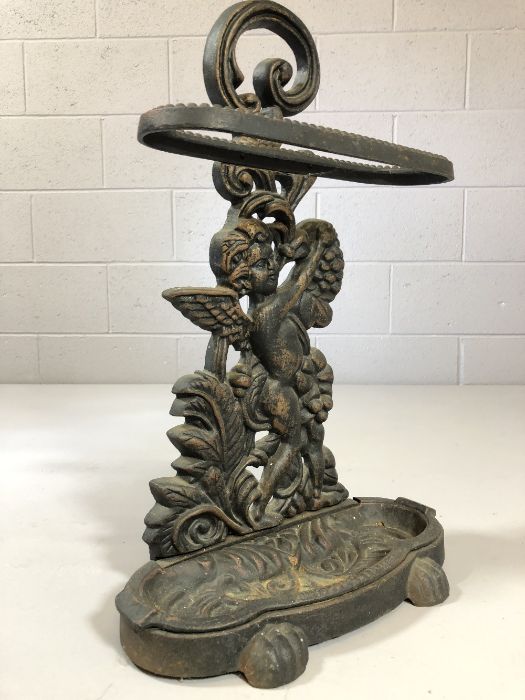 Wrought iron stick / umbrella stand depicting a winged cherub, approx 60cm tall - Image 3 of 4