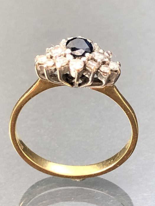 18ct 750 marked Gold ring set with fourteen diamonds surrounding a central Sapphire - Image 3 of 4