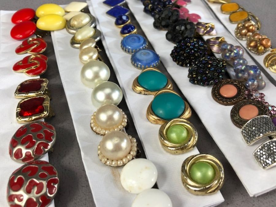 32 pairs of earrings various styles - Image 2 of 4