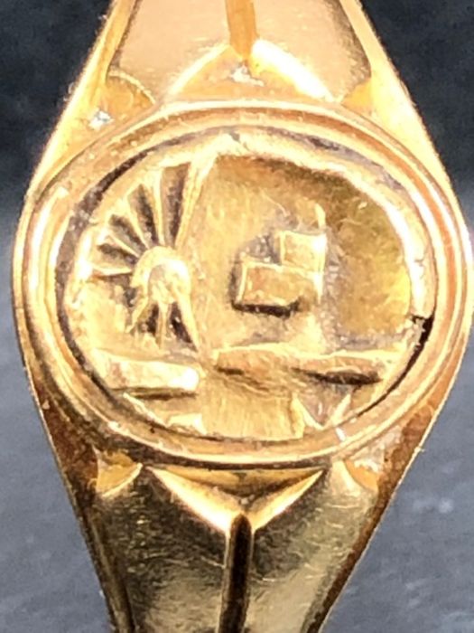 18ct Gold ring set with a Celtic Quarter Stater coin size 'X' and approx 11.5g - Image 6 of 7