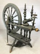 Wooden grey-painted spoked spinning wheel (A/F)