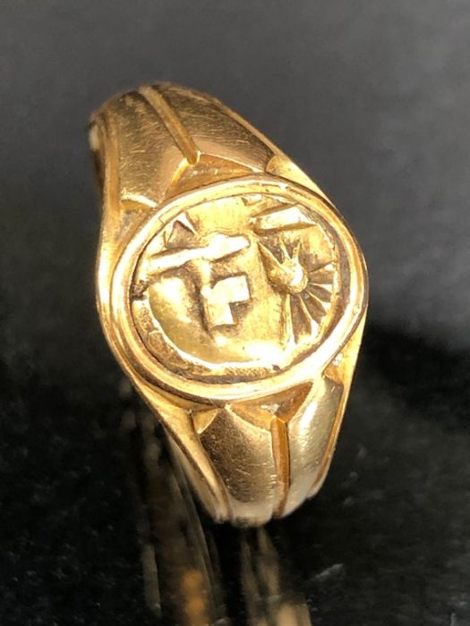 18ct Gold ring set with a Celtic Quarter Stater coin size 'X' and approx 11.5g - Image 2 of 7